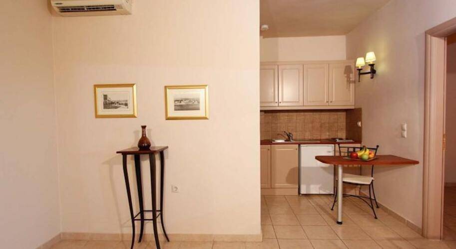 Lambrinos Suites Hotel