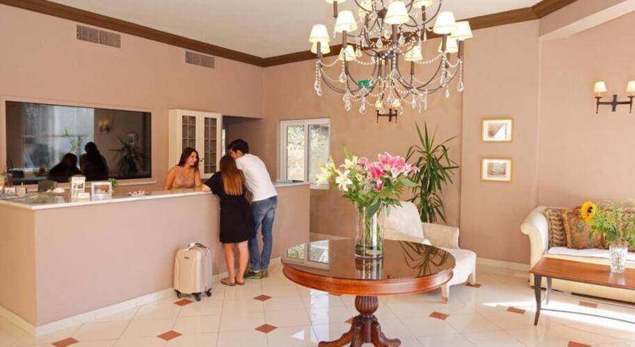 Lambrinos Suites Hotel