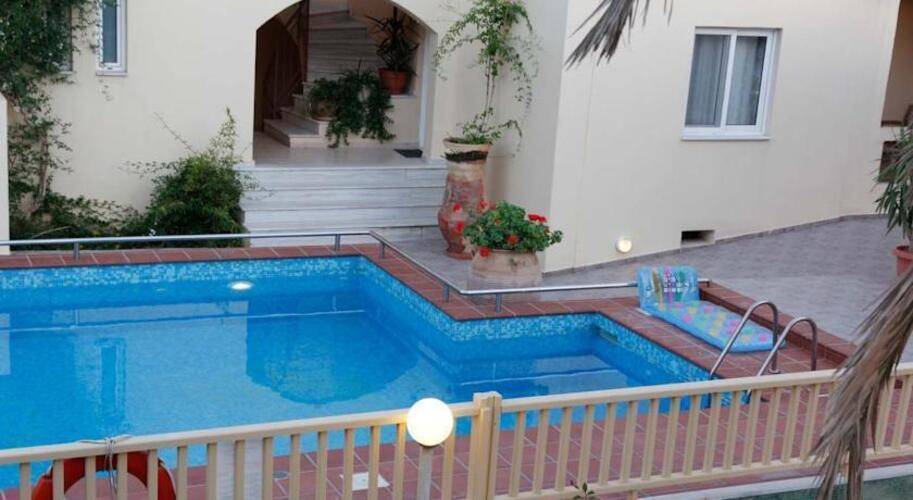 Lambrinos Suites Hotel