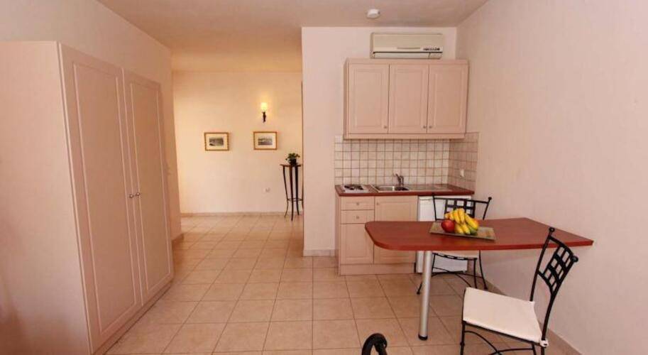 Lambrinos Suites Hotel