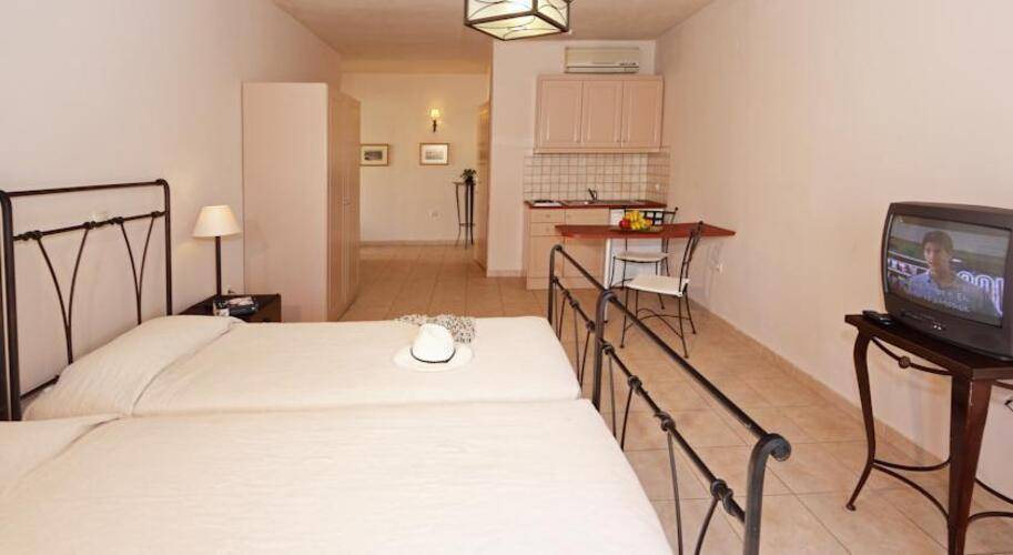 Lambrinos Suites Hotel