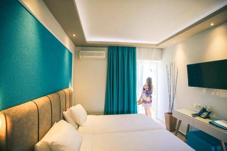 Royal Hotel And Suites