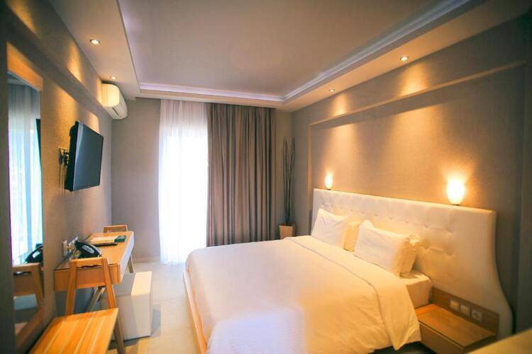Royal Hotel And Suites