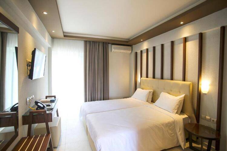 Royal Hotel And Suites