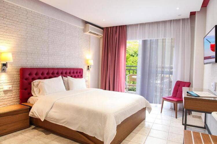 Royal Hotel And Suites