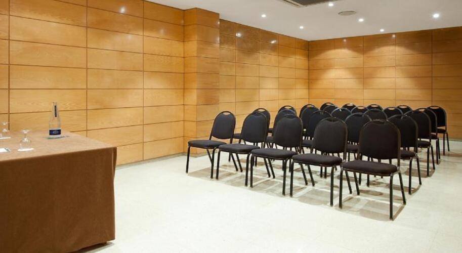 Nh Ciutat De Vic Hotel — фото 13