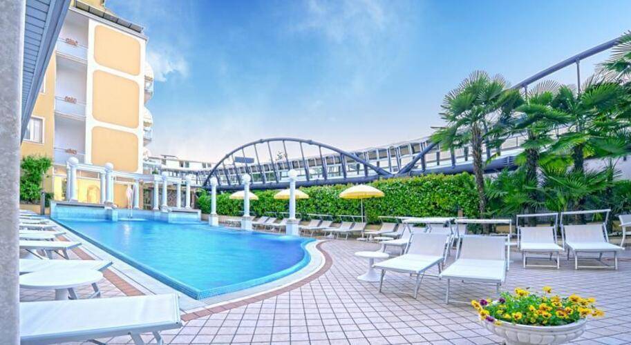 Aurora Hotel