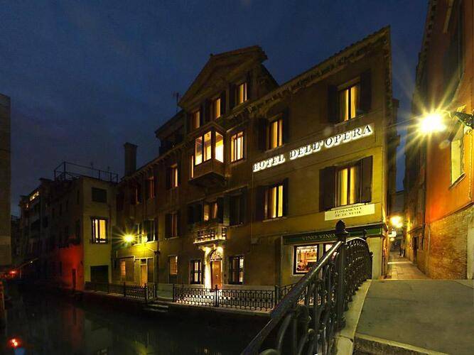 Dell Opera Hotel