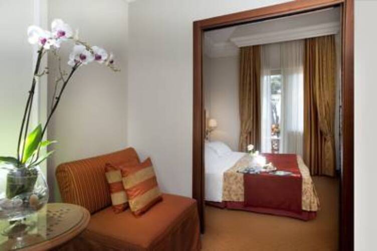 Pinewood Hotel