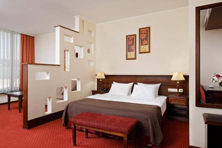 Red Royal Hotel