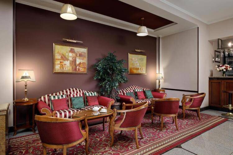 Red Royal Hotel