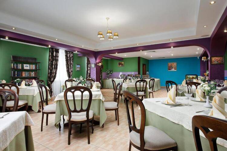 Red Royal Hotel