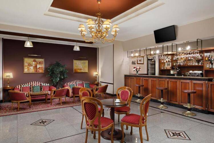 Red Royal Hotel