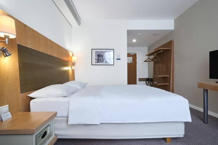 Cosmos Ekaterinburg Hotel (Бывш. Park Inn By Radisson Ekaterinburg)