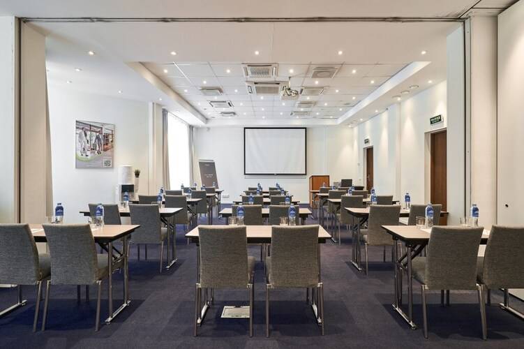 Cosmos Ekaterinburg Hotel (Бывш. Park Inn By Radisson Ekaterinburg)