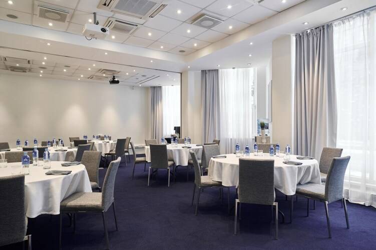 Cosmos Ekaterinburg Hotel (Бывш. Park Inn By Radisson Ekaterinburg)