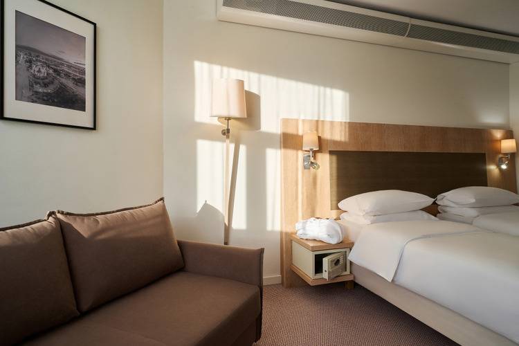 Cosmos Ekaterinburg Hotel (Бывш. Park Inn By Radisson Ekaterinburg)