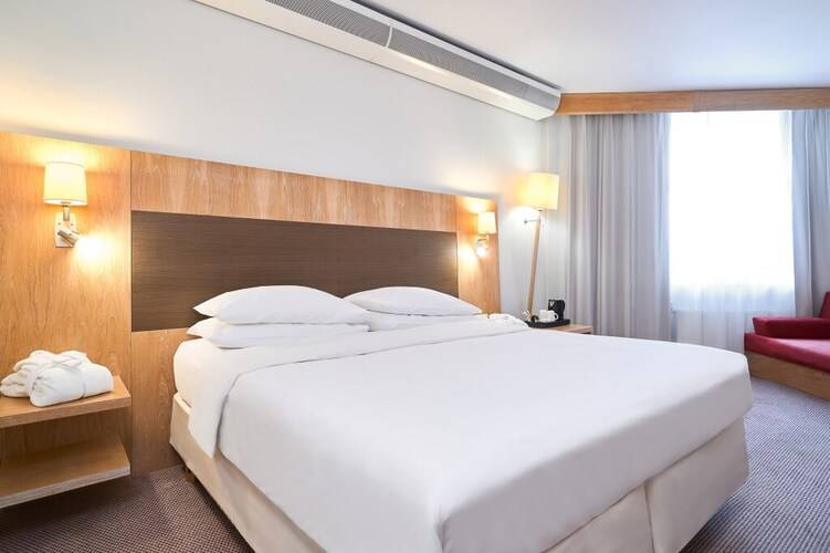 Cosmos Ekaterinburg Hotel (Бывш. Park Inn By Radisson Ekaterinburg)