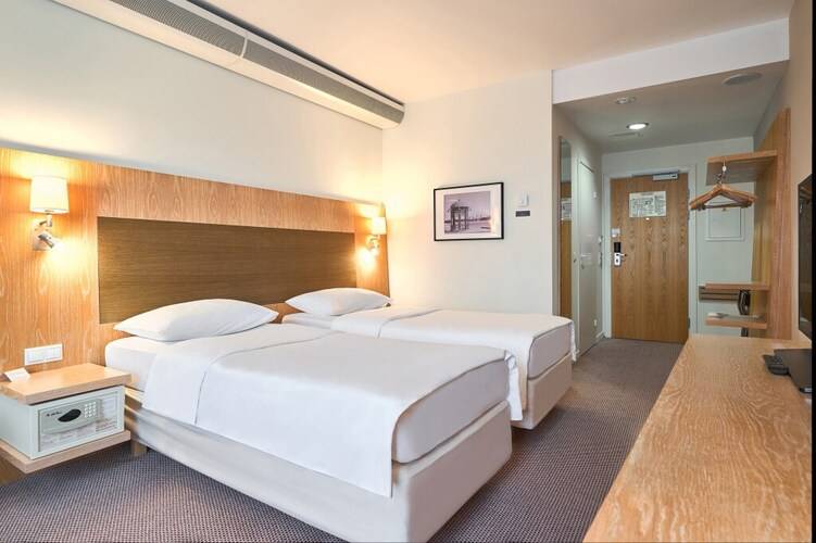 Cosmos Ekaterinburg Hotel (Бывш. Park Inn By Radisson Ekaterinburg)