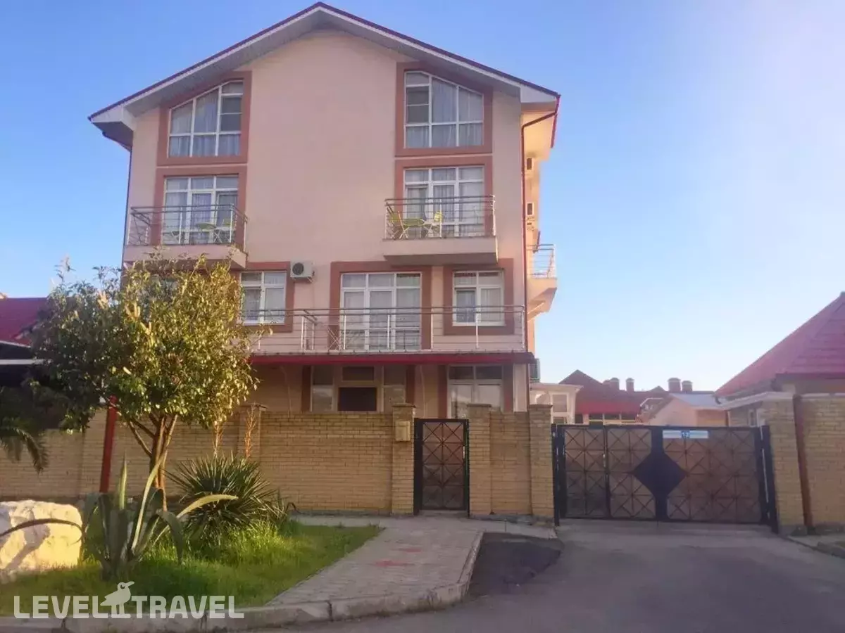 Отель Лидер