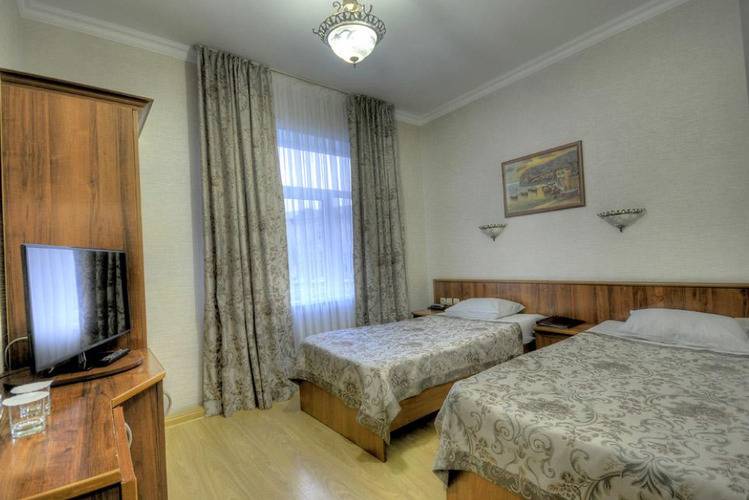 Отель Кадгарон