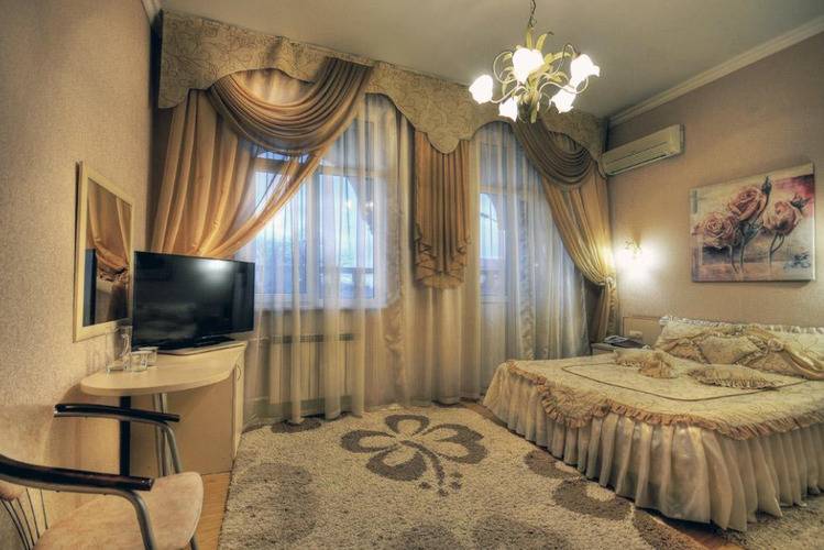 Отель Кадгарон