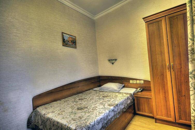 Отель Кадгарон