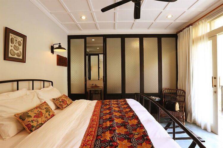 Brown Feather By Newwman Hotels