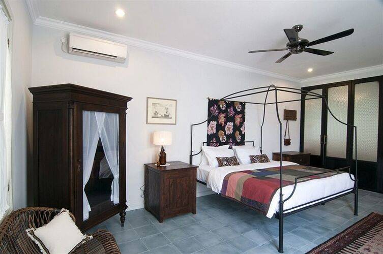 Brown Feather By Newwman Hotels