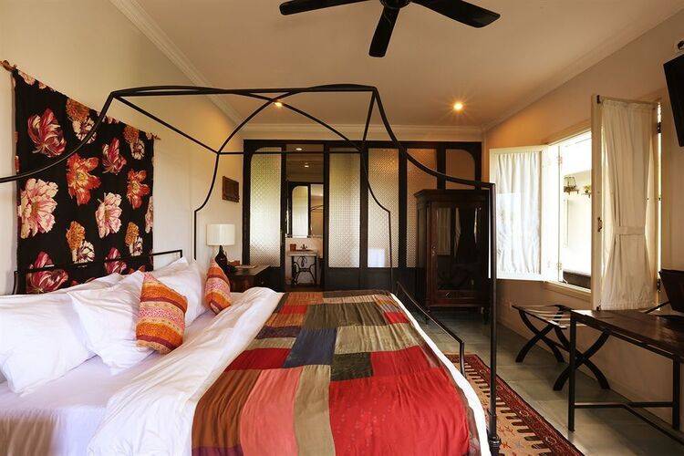 Brown Feather By Newwman Hotels