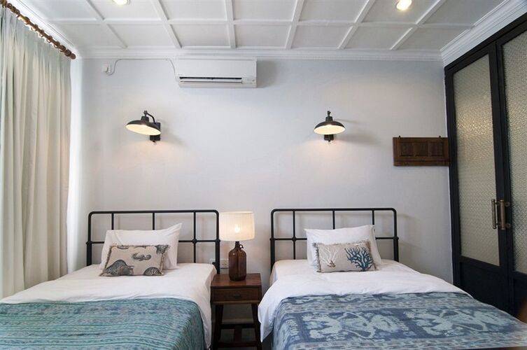 Brown Feather By Newwman Hotels