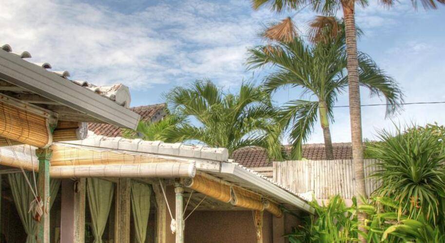 Villa West