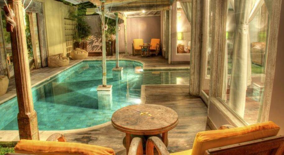 Villa West