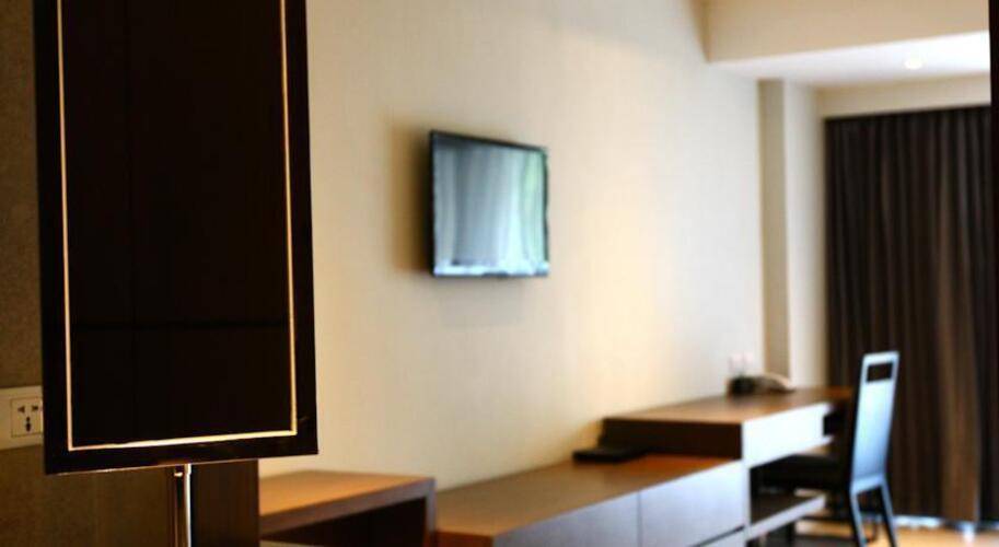Season Five Hotel