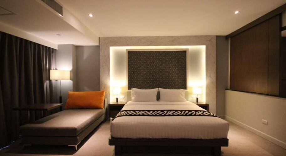 Season Five Hotel