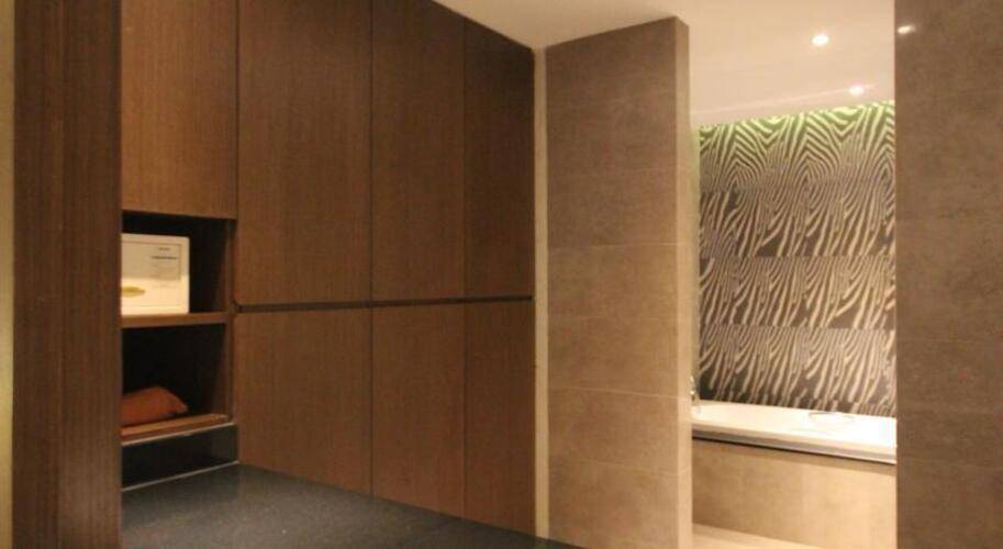 Season Five Hotel