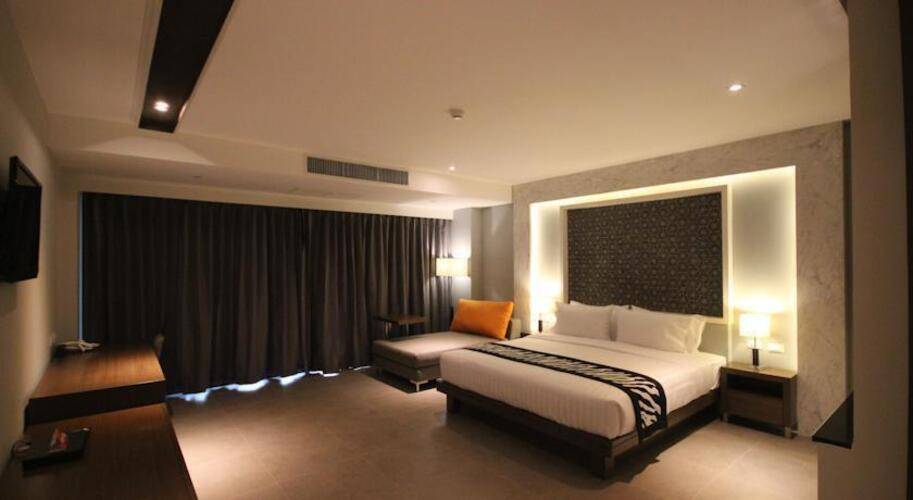 Season Five Hotel