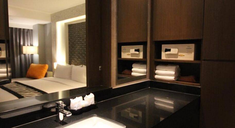 Season Five Hotel