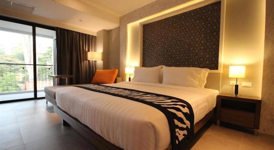 Season Five Hotel