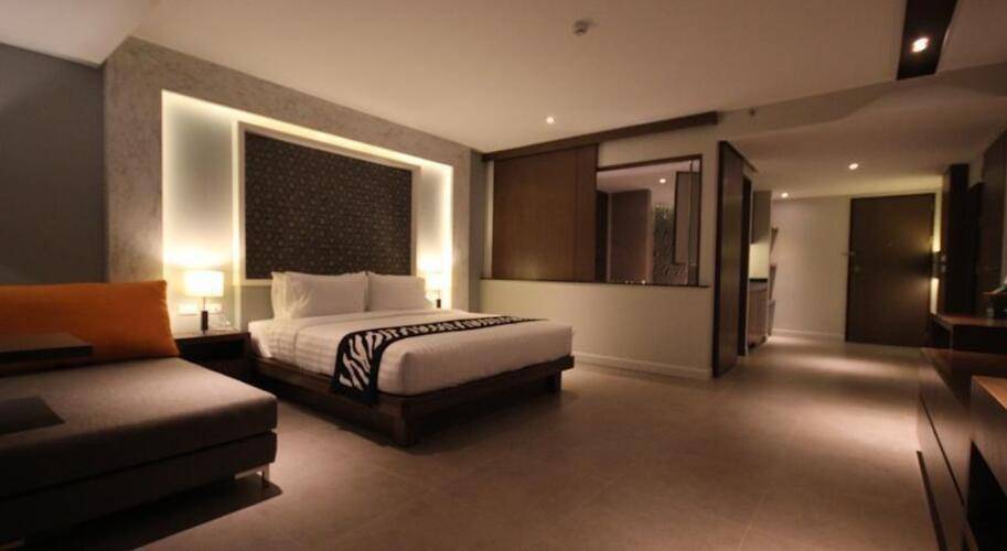 Season Five Hotel
