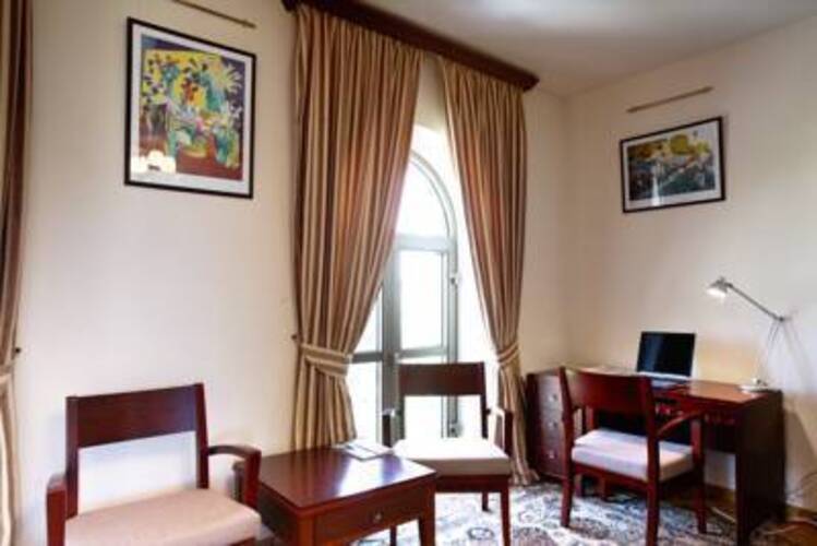 Latar Hotel