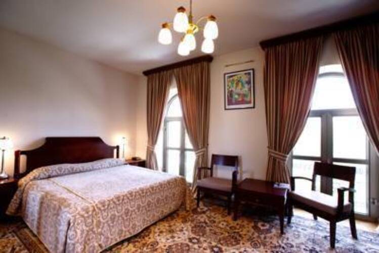 Latar Hotel