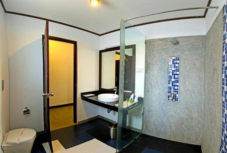 Rathna Beach Hotel (Ex. Coco Royal Beach Resort)