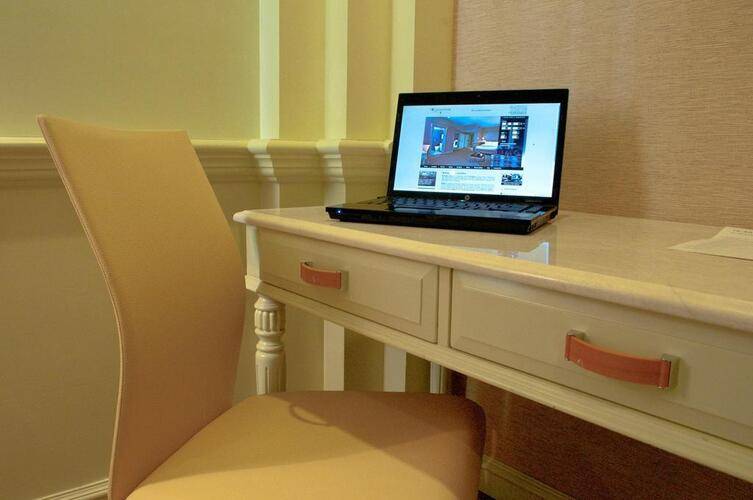 Kingston Suites