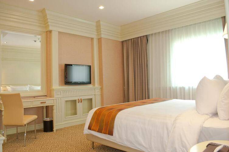 Kingston Suites