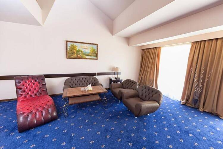 Bomo Regineh Hotel