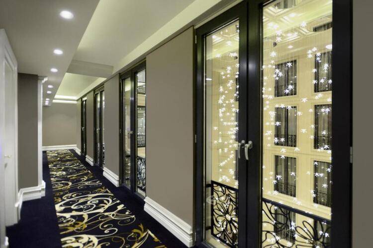 Ambassadori Hotel