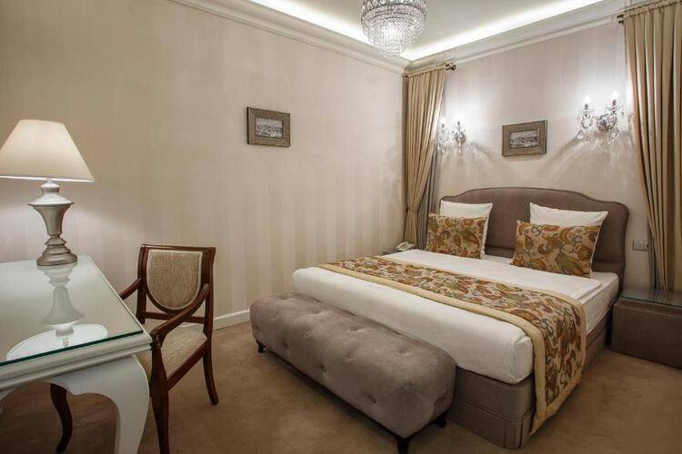 Ambassadori Hotel