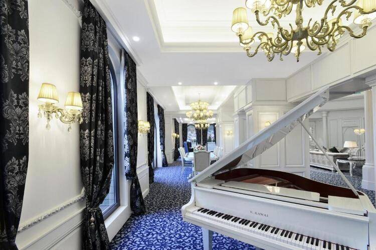 Ambassadori Hotel