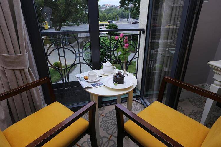 Ambassadori Hotel